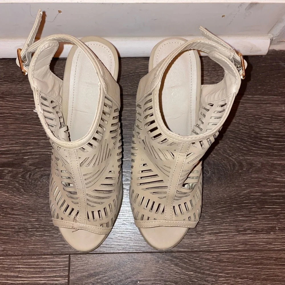 Heels - Picture 2 of 4